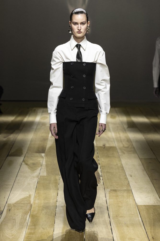 AMQ AW23 LOOK 11