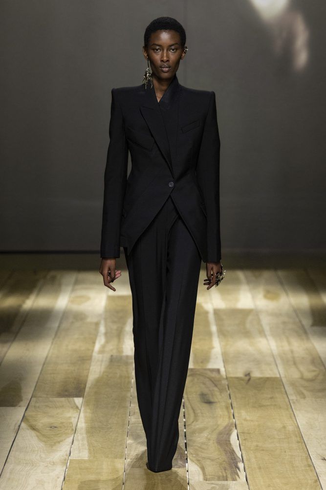 AMQ AW23 LOOK 15