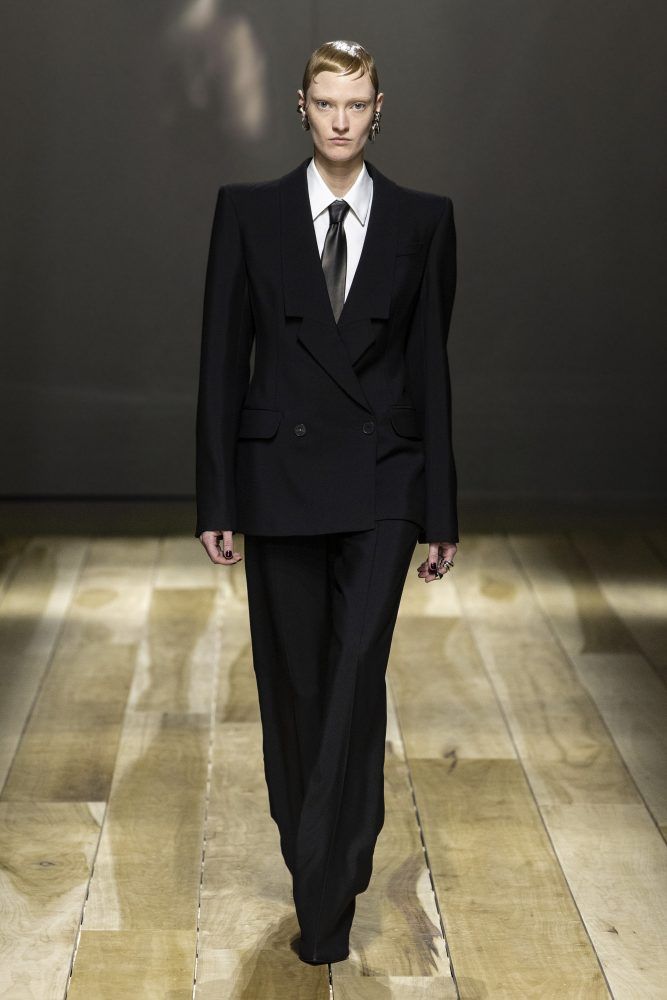 AMQ AW23 LOOK 2
