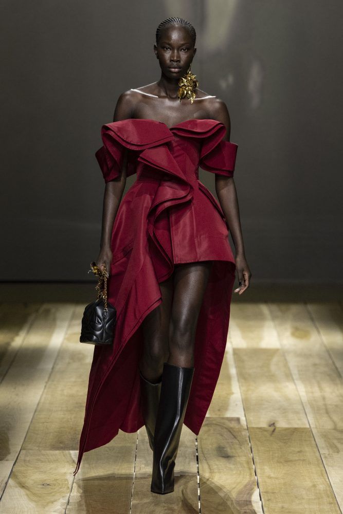 AMQ AW23 LOOK 22