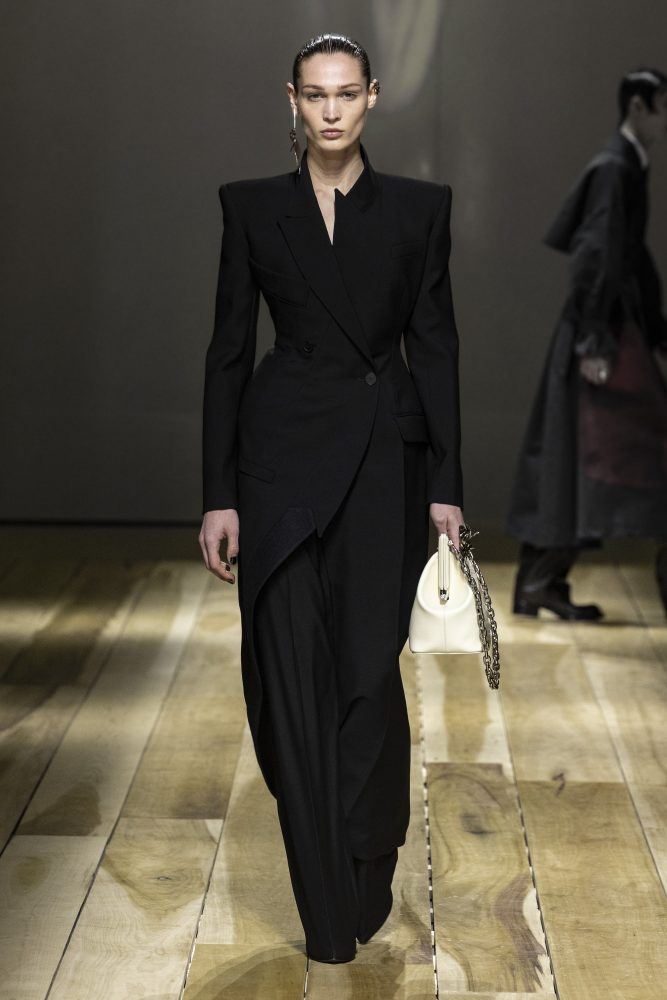 AMQ AW23 LOOK 23