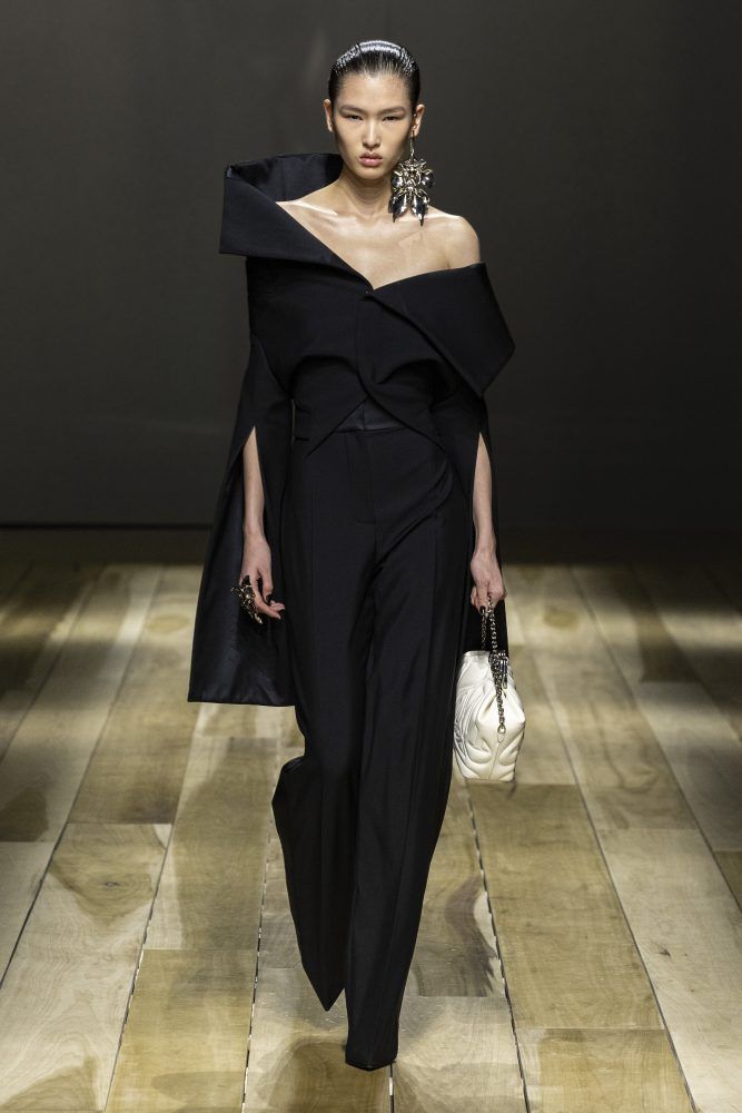 AMQ AW23 LOOK 25
