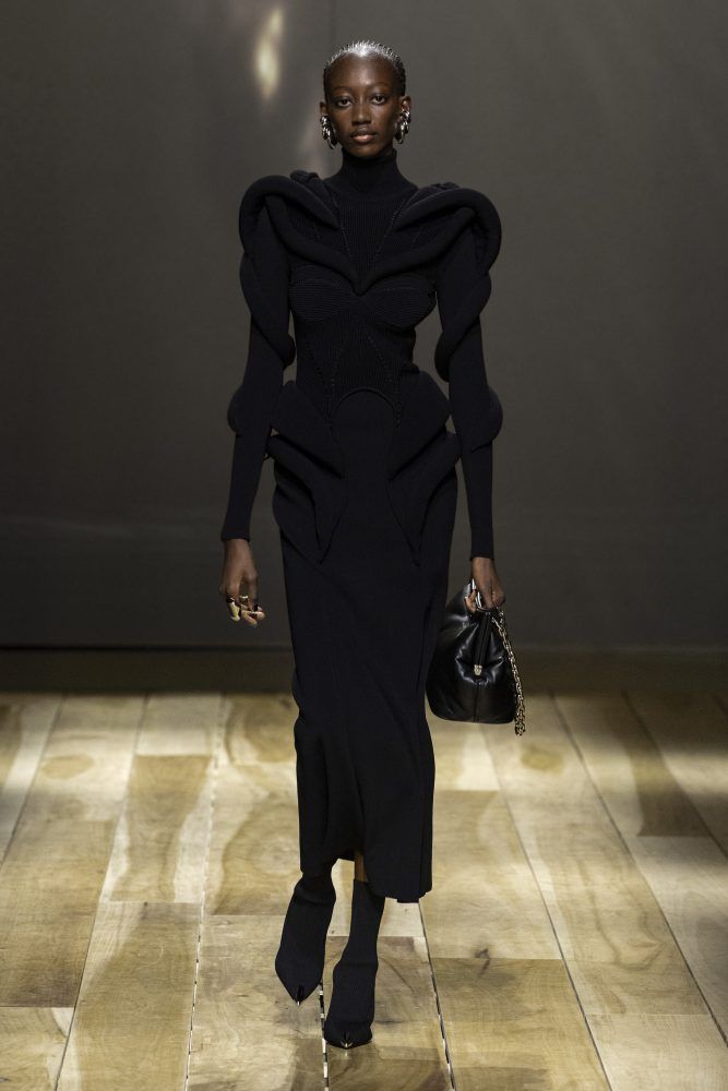 AMQ AW23 LOOK 26