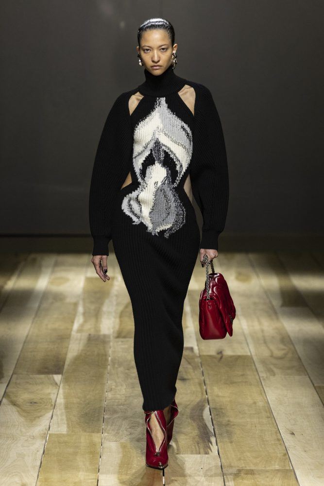 AMQ AW23 LOOK 33