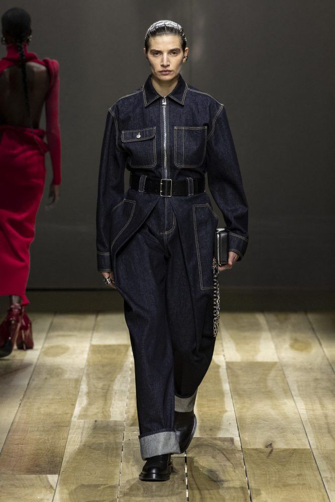 AMQ AW23 LOOK 35