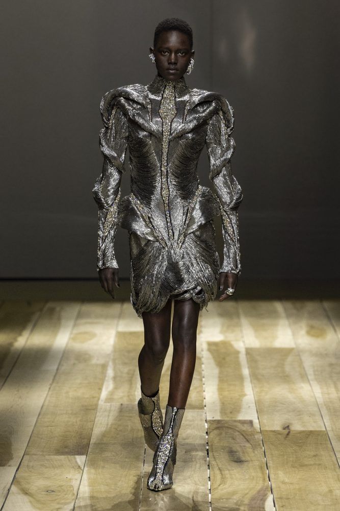AMQ AW23 LOOK 39