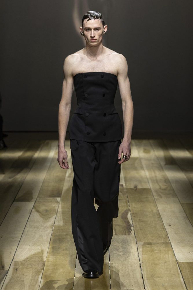 AMQ AW23 LOOK 47