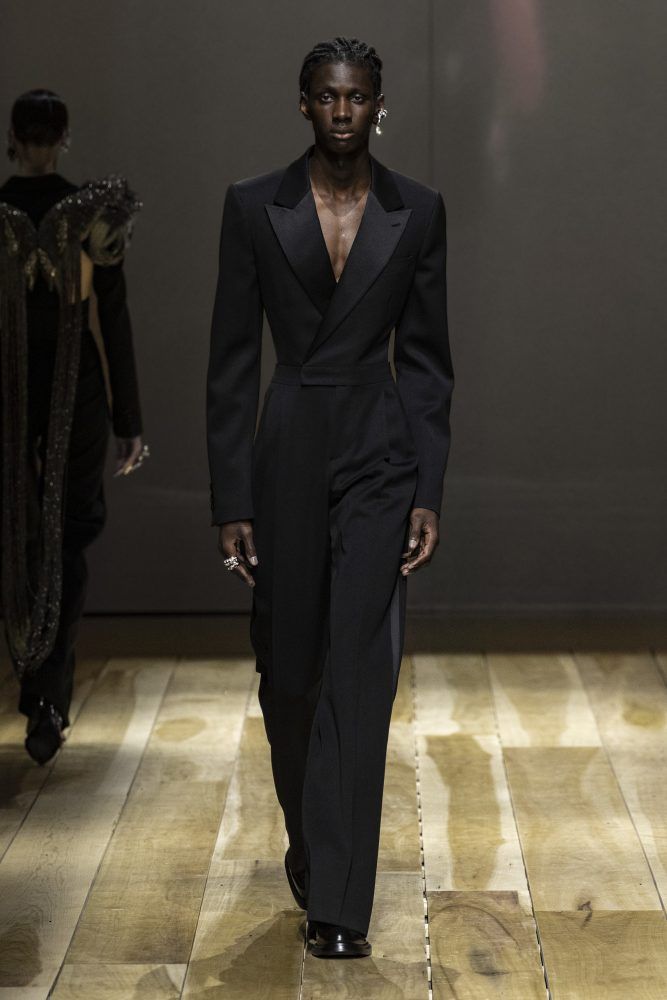 AMQ AW23 LOOK 52