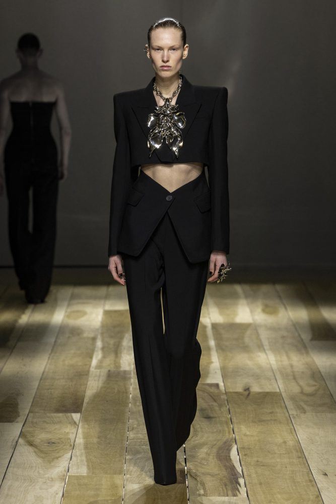 AMQ AW23 LOOK 54