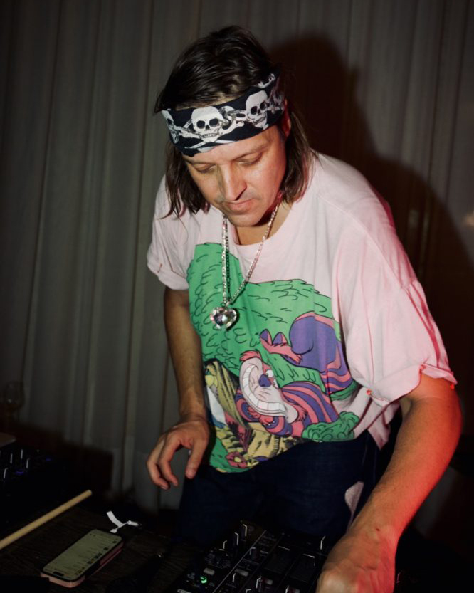 JENN EDELSON SM PROPER BARRETT BROS DJ WINDOWS 2000 DIGITAL 1 Large 2