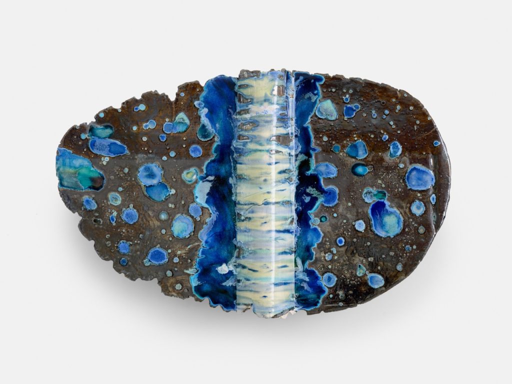 Regen Projects | planchette Liz Larner Dowsed 2025 Ceramic, glass, aluminum, stainless steel 26 1/4 x 43 x 7 11/16 inches (66.7 x 109.2 x 19.5 cm) Photo: Dennis Ha